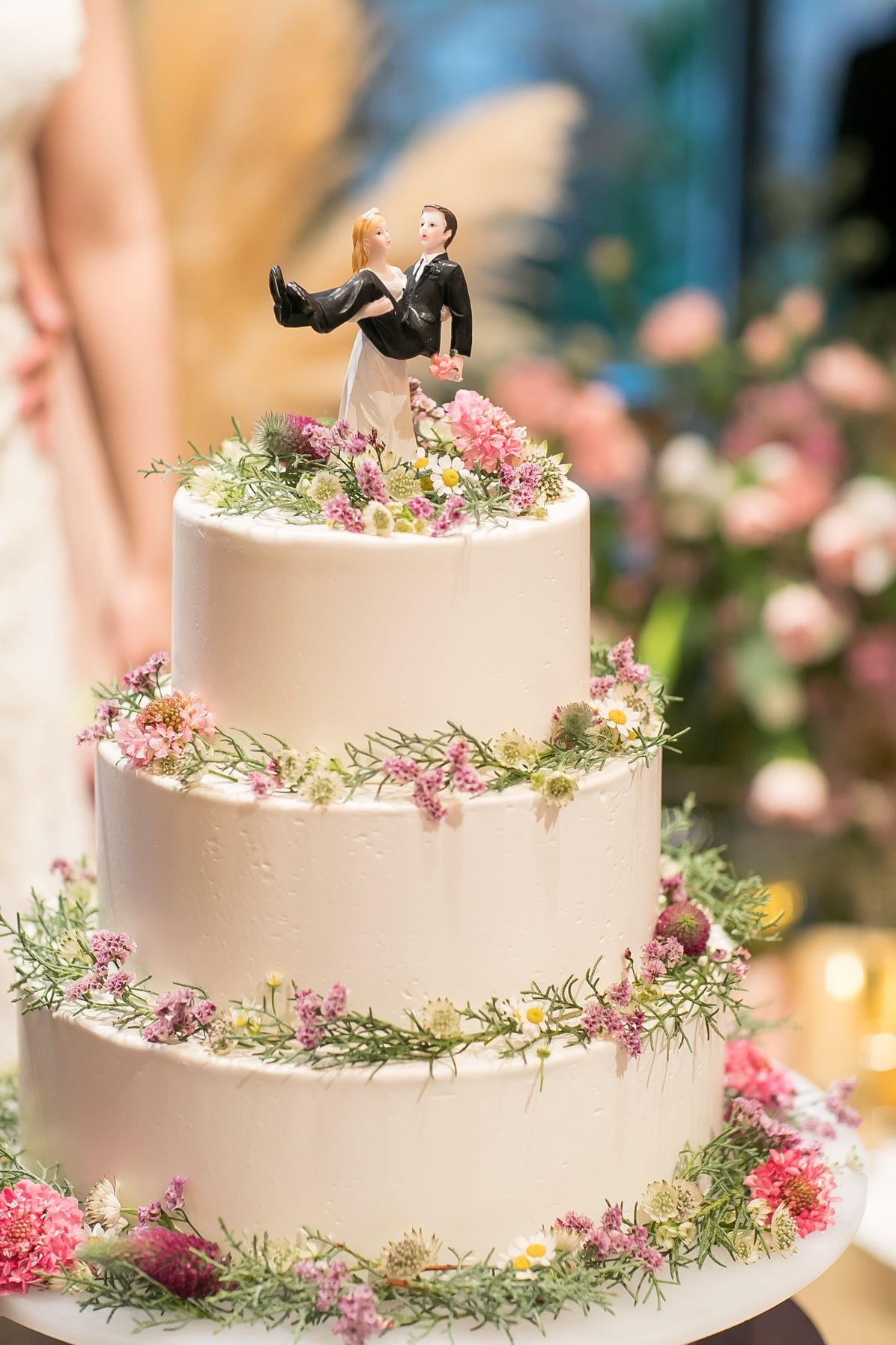 ナチュラル感が素敵 グリーンや花を使ったウェディングケーキ10選 結婚式準備はウェディングニュース