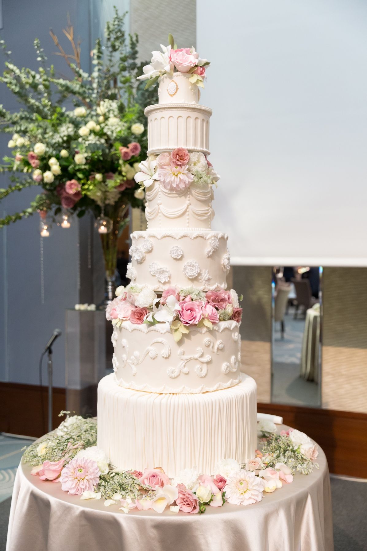 豪華さにときめく 高さのあるウェディングケーキデザイン11選 結婚式準備はウェディングニュース
