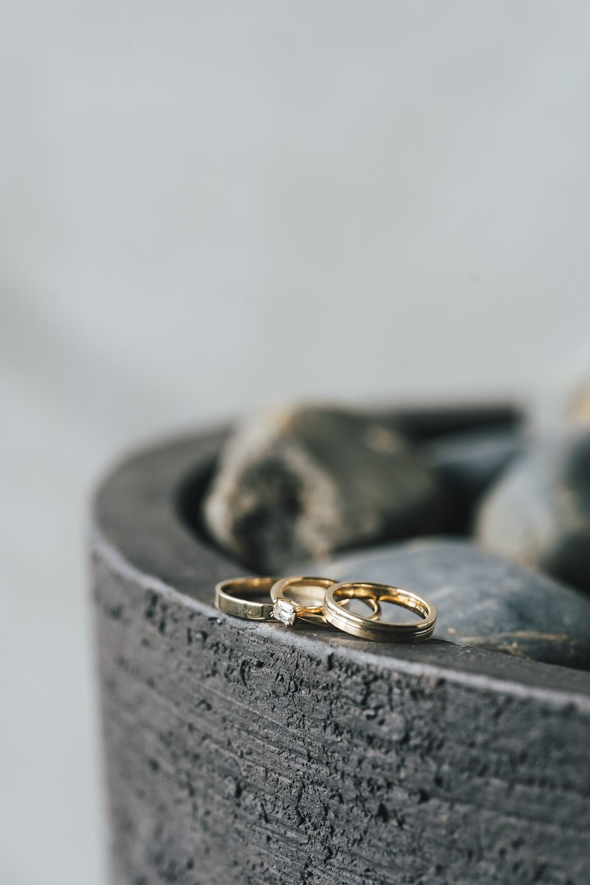 ゴールド素材のソリティアデザインの婚約指輪