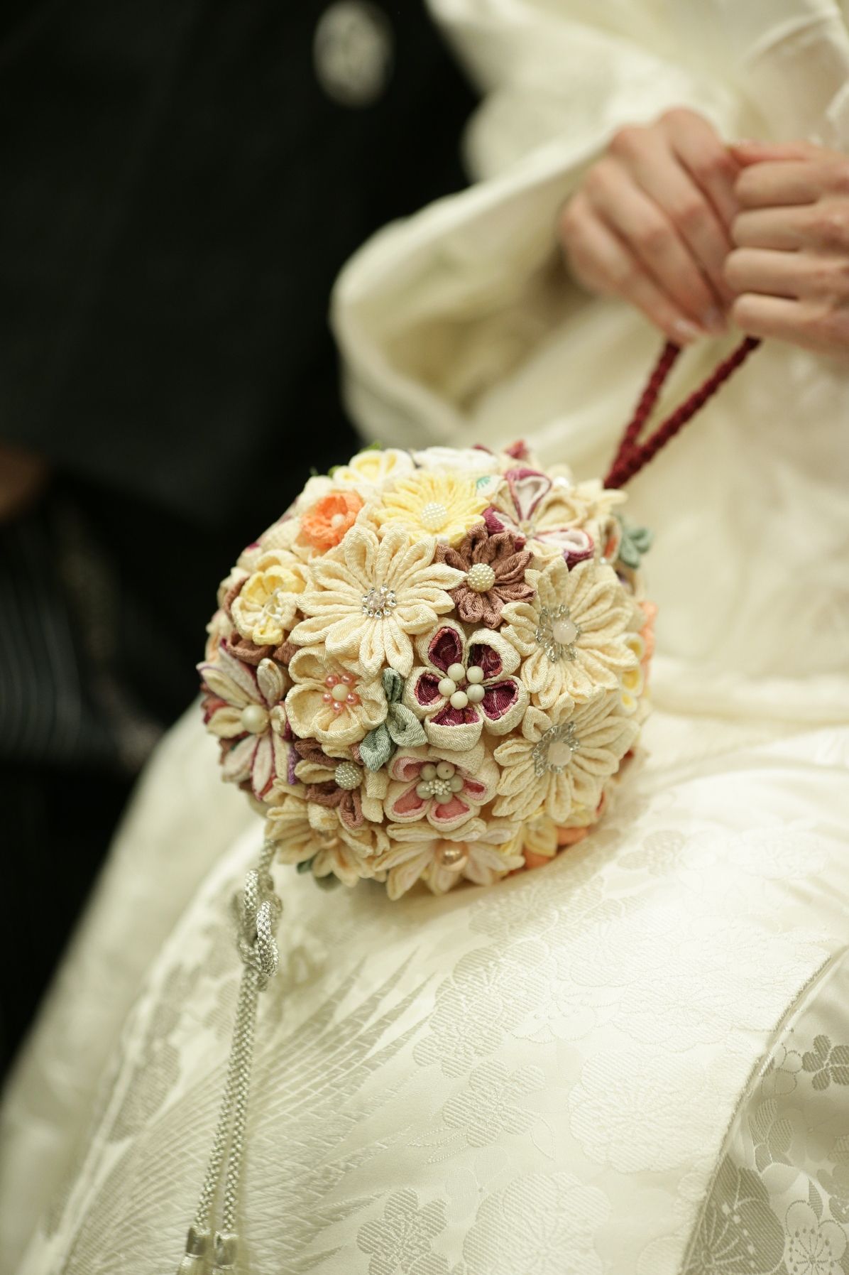 華やかさを演出できる つまみ細工 を使った和装ブーケデザイン集 結婚式準備はウェディングニュース