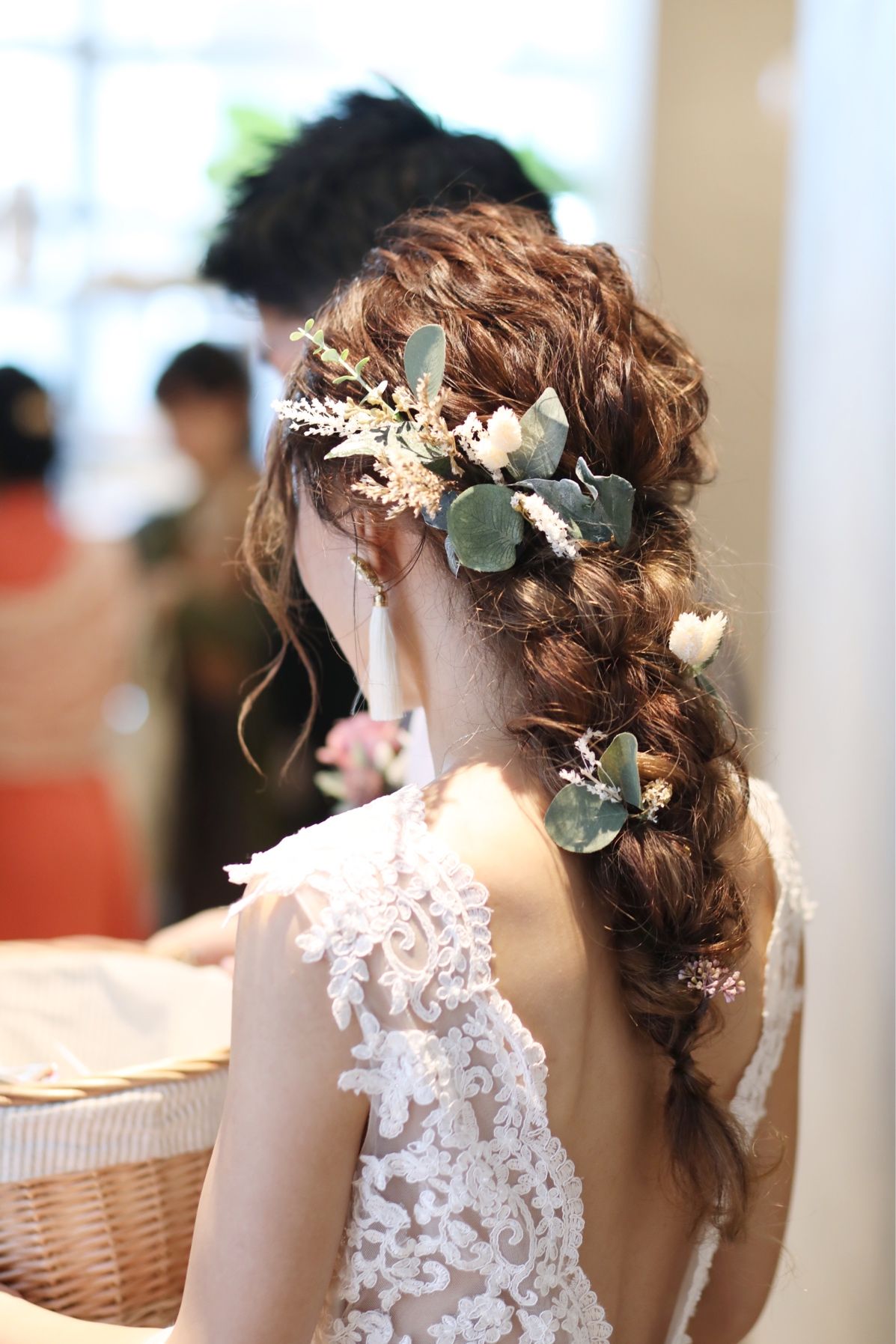 ウェディングドレスと相性抜群 お花を使ったおしゃれな髪型選 結婚式準備はウェディングニュース