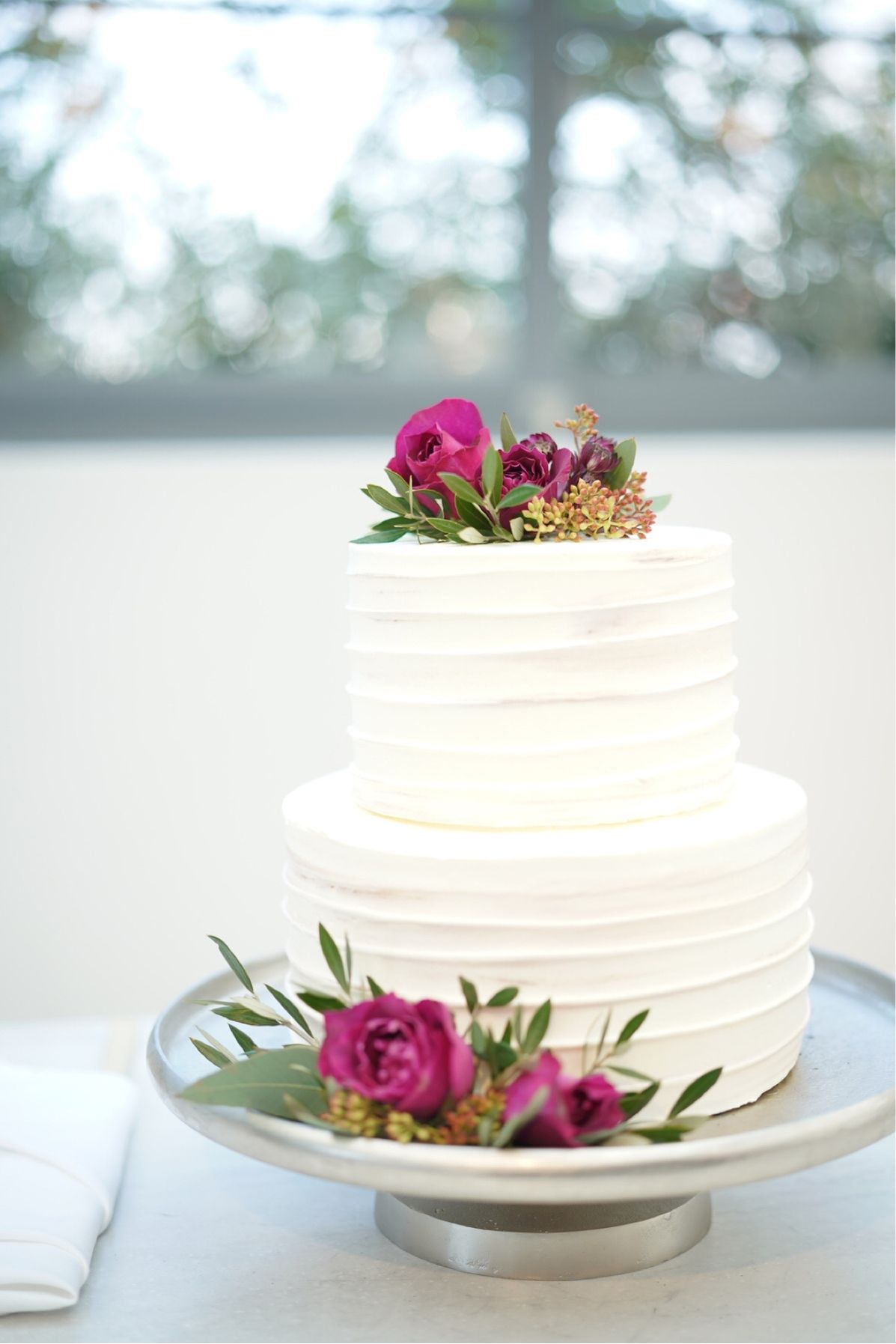 ナチュラル感が素敵 グリーンや花を使ったウェディングケーキ10選 結婚式準備はウェディングニュース