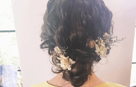 ヘアアクセサリーをつかえば簡単！自分で出来る結婚式お呼ばれヘアアレンジアイディア画像25選のアイキャッチ画像