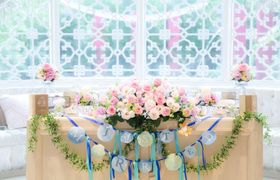 【ウェディングガーランド】今話題！結婚式に「ガーランド」を取り入れてポップなパーティを！のアイキャッチ画像