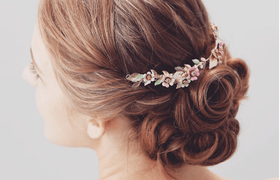 結婚式のお呼ばれに簡単「シニヨン」アレンジ20選＊のアイキャッチ画像