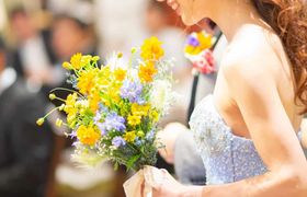 【イエロー×ブルー】爽やかカラーでフォトジェニックな結婚式を♡のアイキャッチ画像