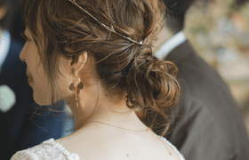 【大人可愛い】華奢なヘアアクセサリーで見せるハイセンスなヘアアレンジ大特集♡のアイキャッチ画像