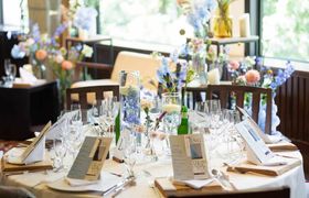 結婚式のテーブルコーディネート・装花アイデア♡お花にプラスしたい可愛いすぎるアイテムをご紹介♩のアイキャッチ画像