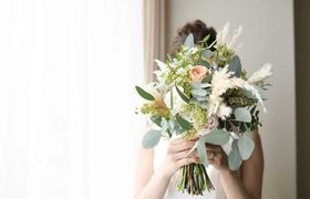 結婚式で今人気の『クラッチブーケ』はどんなイメージも演出できる！！持ち方のコツも紹介♪のアイキャッチ画像