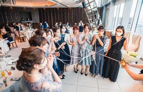 《結婚式演出》シングルハラスメントせずにゲストと盛り上がれるブーケトスのアイディア10選♡のアイキャッチ画像