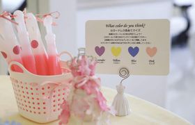 【無料テンプレートあり】ドレス色当てクイズはどうやってやる？先輩花嫁の実例とDIY方法♡のアイキャッチ画像