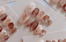 人気ブライダルネイルデザイン40選！予約や相場、ポイント大公開のアイキャッチ画像