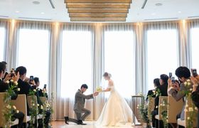 ダーズンローズとは?新郎から新婦へ贈るバラに込められた想い♡のアイキャッチ画像