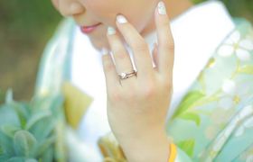婚約・結婚指輪も「重ね付け」がおしゃれ♡選び方とデザインまとめのアイキャッチ画像