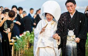 【ライスシャワーとは?】結婚式でまく理由と素敵なアイデア特集のアイキャッチ画像