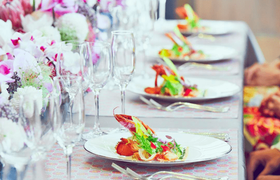 ブライダルフェアの試食会に行こう!楽しむためのポイントを紹介♡のアイキャッチ画像