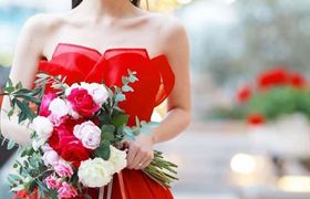 クリスマス婚のカラードレスはどう選ぶ?ドレスカタログ10選のアイキャッチ画像