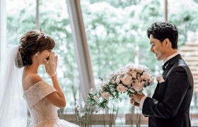 プロポーズ成功の鍵！指輪以外でもらって嬉しいプレゼント15選♡のアイキャッチ画像