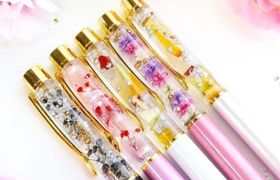 可愛すぎる♡人気のハーバリウムボールペンって知ってる？のアイキャッチ画像