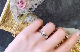 婚約指輪はいつつける?結婚後のおすすめシーン&注意すべきタイミングに注目!のアイキャッチ画像