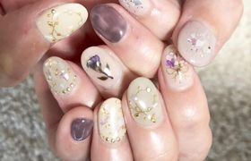 手元を華やかに♡結婚式におすすめのフラワーデザインネイル12選のアイキャッチ画像