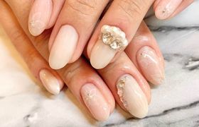 手先までオシャレに♡ストーンを使った可愛いブライダルネイルのアイキャッチ画像