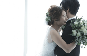 ウェディングドレスと相性抜群♡お花を使ったおしゃれな髪型20選のアイキャッチ画像