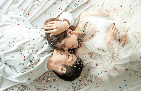 前撮りで撮りたい【○○シャワー】おすすめショット15選♡のアイキャッチ画像