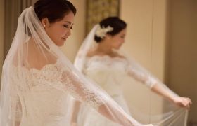 花嫁さんの間で大人気！袖付きのウェディングドレス12選のアイキャッチ画像