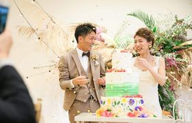 あっと驚く♡参考にしたいウェディングケーキの演出13選のアイキャッチ画像