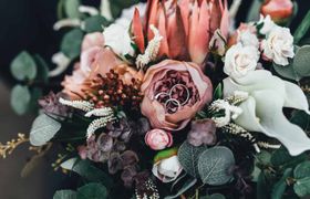 前撮りやリゾ婚にも!何度も使える*おしゃれなアーティフィシャルフラワーブーケ11選のアイキャッチ画像
