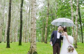 雨の日でも楽しめる♡ウェディングアイデアをご紹介!のアイキャッチ画像