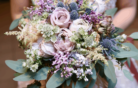 ギュッとつまった小花感が可愛い♡お洒落なライラックブーケ10選のアイキャッチ画像