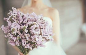 ふわふわで可愛い♡スターチスを使ったウェディングブーケ15選のアイキャッチ画像