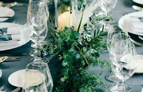 あえてお花は使わない*グリーンがメインのテーブル装飾10選のアイキャッチ画像