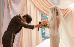 結婚式で使う「ダズンローズ」って？人気演出に込められた、素敵な意味とアイデアのアイキャッチ画像