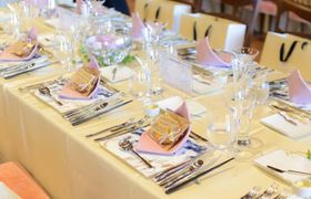 特別感がいい♡ 食べれるプチギフト付き席札アイデア11選のアイキャッチ画像