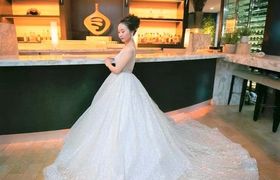 動く度にキラキラ☆華やかで可愛い！大人気のグリッタードレス特集のアイキャッチ画像