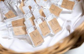 席札をよりおしゃれに飾れる♡素敵な席札スタンドアイディア10選のアイキャッチ画像