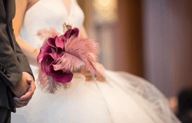 とにかくオシャレに決まる!フェザーを使ったウェディングブーケが人気♡のアイキャッチ画像