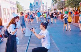 ディズニーでプロポーズを成功させたい!おすすめスポット&必須アイテムとは?のアイキャッチ画像