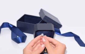 婚約指輪に人工ダイヤモンドってあり?モアサナイトの魅力とはのアイキャッチ画像