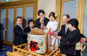 鏡開き(鏡割り)のやり方や費用って？和婚の定番演出を解説♩のアイキャッチ画像