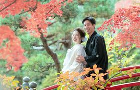 秋こそ撮りたい！紅葉が美しい前撮りショット30選♡のアイキャッチ画像