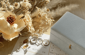 参考にしたい♡【婚姻届+結婚指輪】おしゃれな撮り方40選のアイキャッチ画像