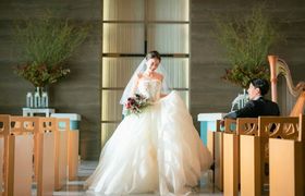 実例に学ぶ♡白から白へのウェディングドレスお色直しの着こなし術！のアイキャッチ画像