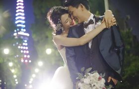 幸せの瞬間を残して...♡先輩花嫁の《ハグショット》15選のアイキャッチ画像