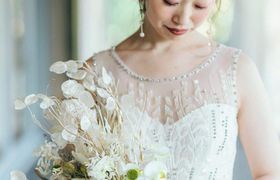 キラキラ輝くお花！？ルナリアを使ったウェディングブーケが可愛すぎる♡のアイキャッチ画像