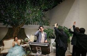 結婚式が盛り上がるカラオケ人気曲30選*余興も二次会もコレでOK!のアイキャッチ画像
