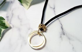 結婚指輪をネックレスに♡傷つけず失くさずリングを着ける方法は?のアイキャッチ画像
